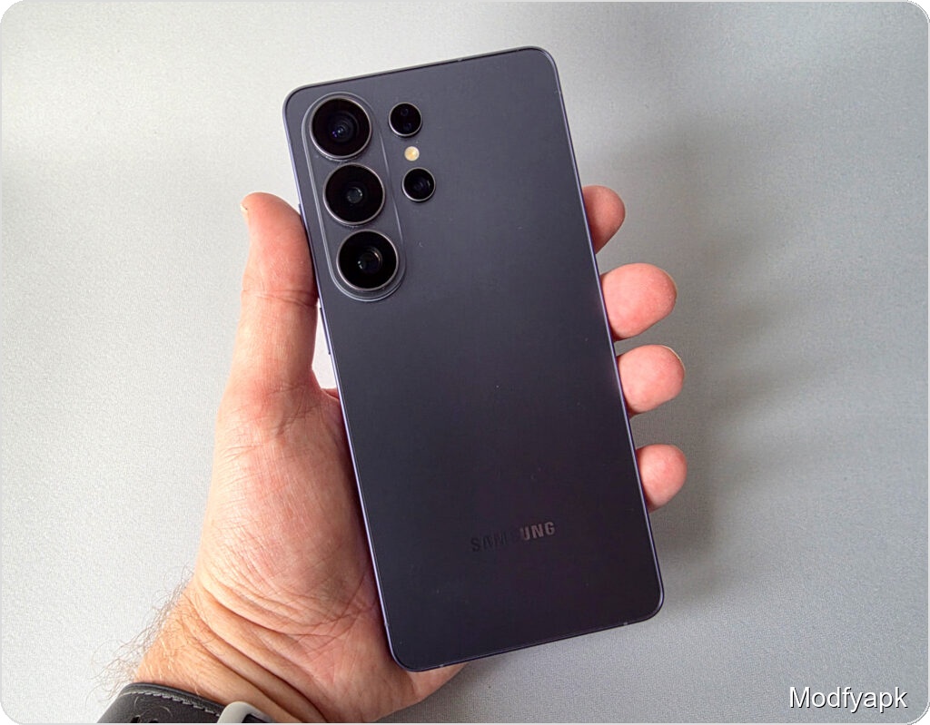 Samsung Galaxy S26 Ultra Keeps the Crown — Now With Built-In Privacy Screen